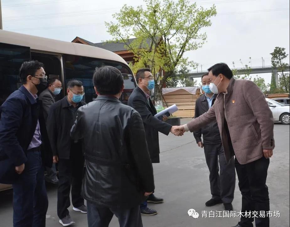 【中心動態(tài)】四川省供銷社黨組成員、副主任向益?zhèn)ヒ恍猩W臨我中心參觀調(diào)研