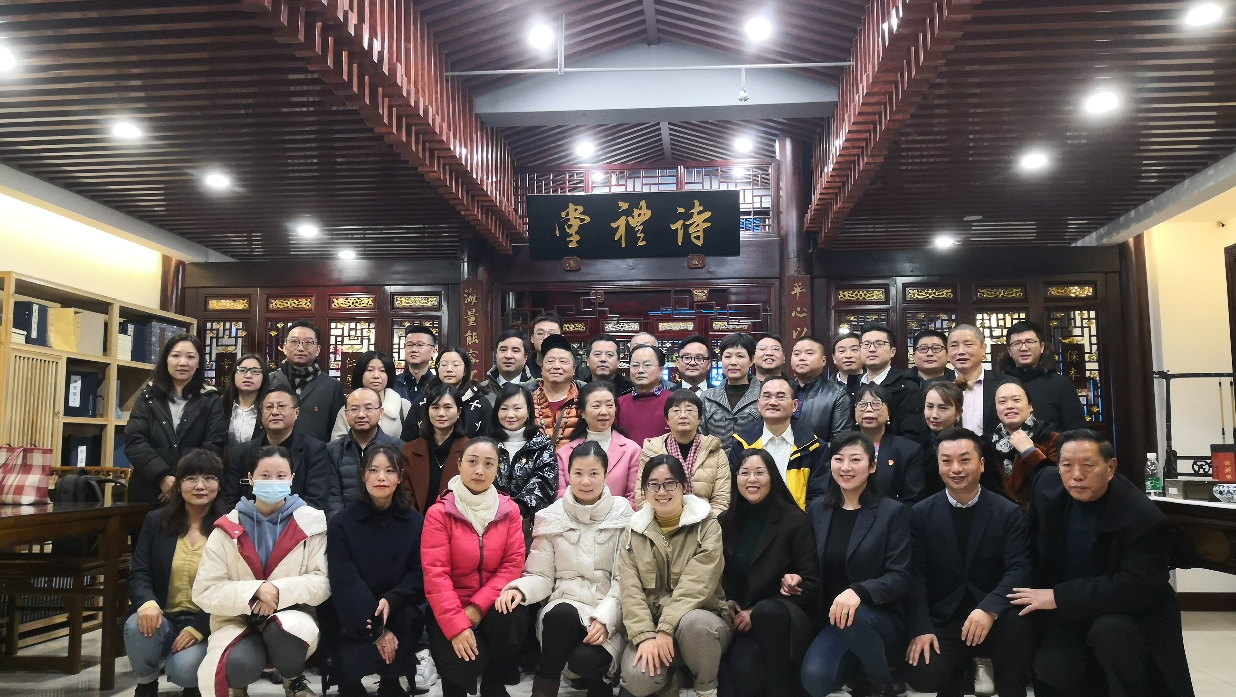 【中心動態(tài)】《黨旗飄揚戰(zhàn)“疫”情——成都物流行業(yè)疫情防疫防控狙擊戰(zhàn)紀實》畫冊首發(fā)暨捐贈儀式