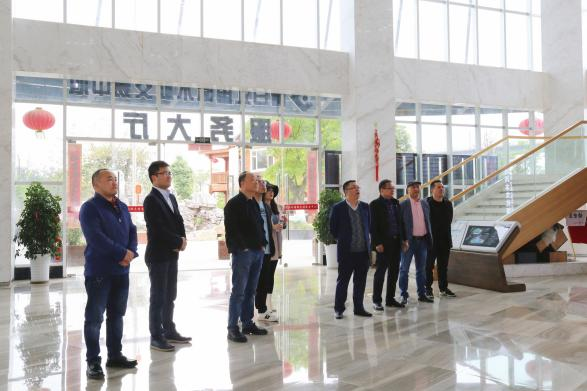 【中心動(dòng)態(tài)】北京東方園林投資控股有限公司高級(jí)副總裁侯建東一行蒞臨青白江國(guó)際木材交易中心參觀考察