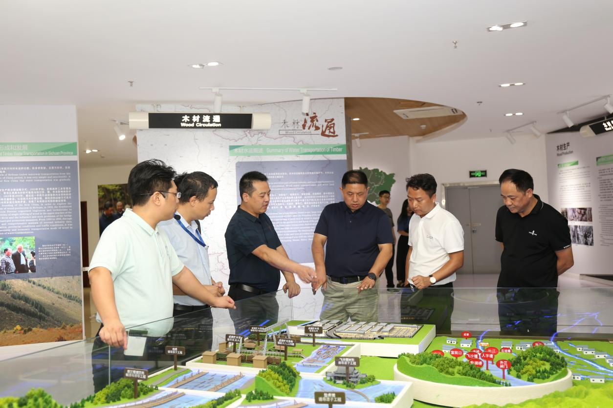 【中心動(dòng)態(tài)】安徽省六安市葉集經(jīng)濟(jì)開(kāi)發(fā)區(qū)、安徽人造板協(xié)會(huì)、合肥工業(yè)大學(xué)領(lǐng)導(dǎo)一行蒞臨我中心參觀交流