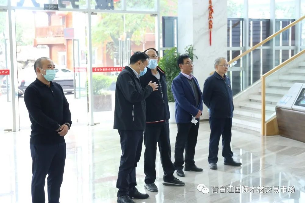 【中心動(dòng)態(tài)】阿壩州行政審批局原局長(zhǎng)何志富、阿壩州科協(xié)主席勒烏戈蒞臨青白江國(guó)際木材交易中心考察調(diào)研