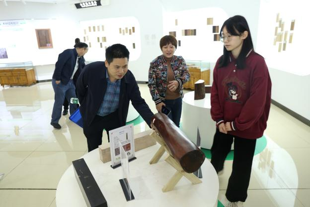 【中心動(dòng)態(tài)】成都市地方志嘉賓一行蒞臨青白江國(guó)際木材交易中心參觀指導(dǎo)