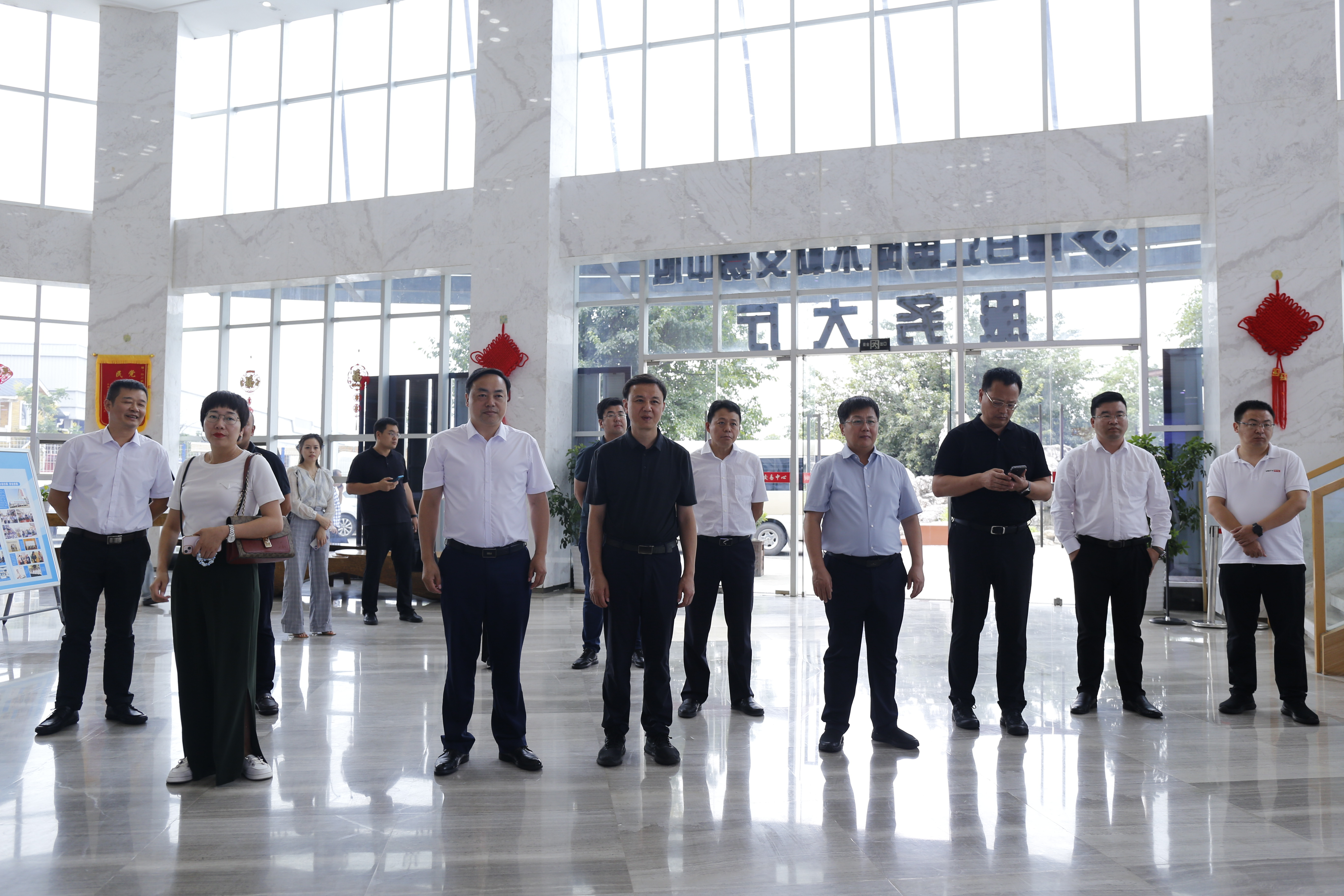 【中心動態(tài)】河北省衡水市副市長周峰一行到青白江國際木材交易中心考察調(diào)研