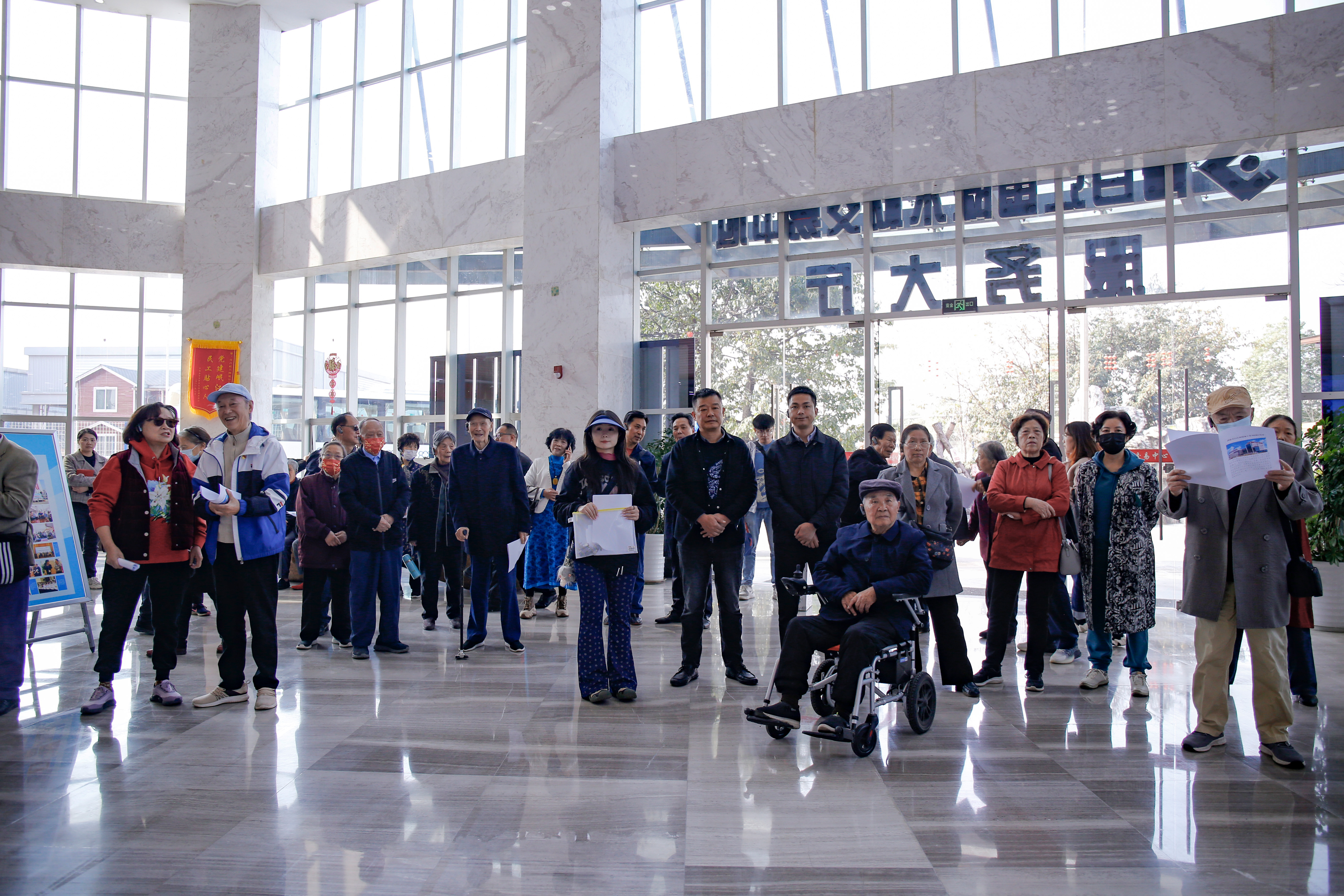 【園區(qū)要聞】青白江區(qū)離退休老干部一行蒞臨青白江國(guó)際木材交易中心參觀指導(dǎo)工作