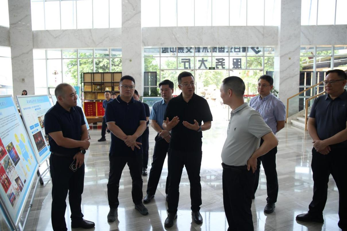 【園區(qū)動態(tài)】青白江區(qū)區(qū)長王海波一行蒞臨青白江國際木材交易中心考察調研