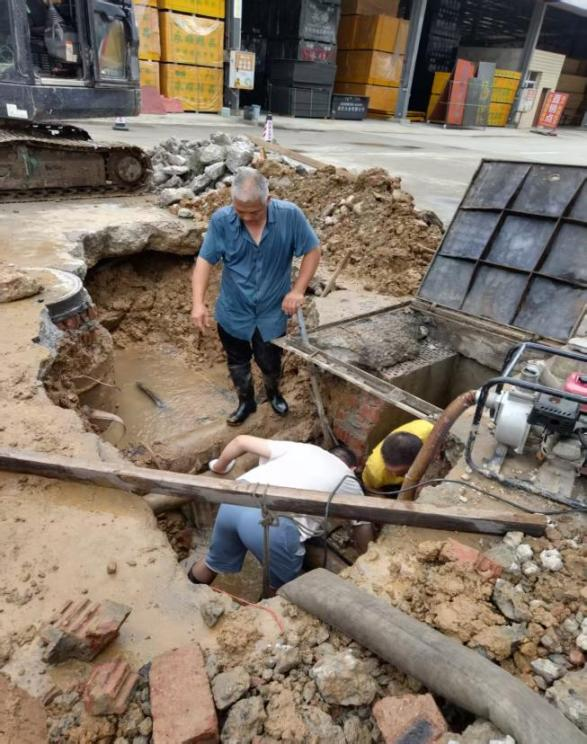 【平安園區(qū)】烈日和暴雨下的堅守  供水管網(wǎng)緊急搶修 ——市場供水管網(wǎng)破裂搶修紀實